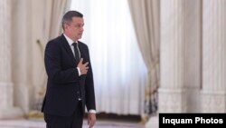 Președintele interimar al PSD, Sorin Grindeanu, își prezintă omagiile la catafalcul lui Ion Iliescu.