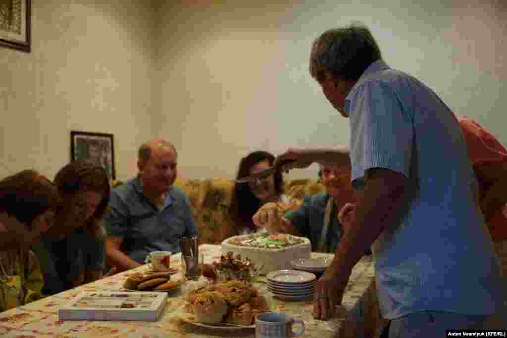 Друзі сім'ї зібралися за одним столом, щоб відзначити день народження Ервіна Ібрагімова