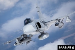 Истребитель Saab JAS-39 Gripen в полете