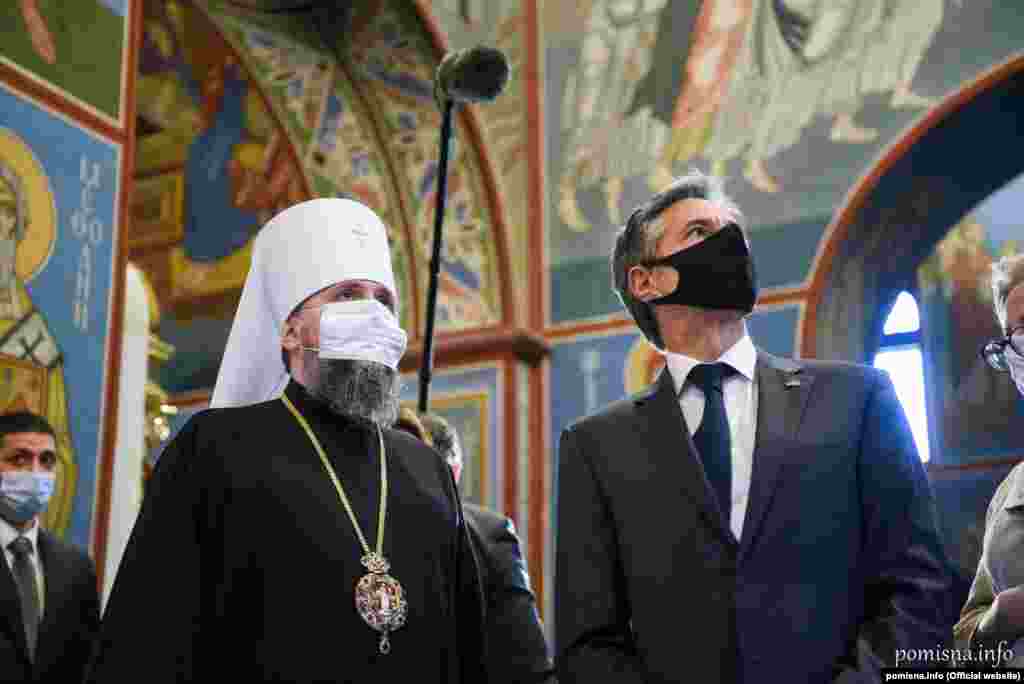 «Особливу увагу під час короткої, з огляду на стислу і насичену програму візиту пана Блінкена, але змістовної зустрічі було приділено питанню становлення Православної церкви України, важливості усунення штучних перешкод при вільному, на основі принципів свободи совісті, визначенні громадами своєї приналежності», – йдеться на сайті ПЦУ. 