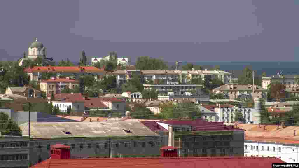 Якщо добре придивитися, ліворуч побачимо купол Володимирського собору, а праворуч можна помітити Леніна, що «йде по дахах», який ніби притримує лінію горизонту