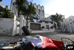 Зірваний іранський прапор перед будівлею посольства Ірану в Дамаску через день після взяття столиці Сирії опозицією. 9 грудня 2024 року