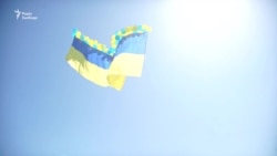 Найбільшій прапор в Україні, піднятий на повітряних кулях, полетів у Донецьк – відео Найбільшій прапор в Україні, піднятий на повітряних кулях, полетів у Донецьк – відео