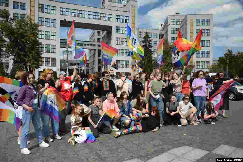 На центральній площі міста навпроти Держпрому учасники автопробігу зробили зупинку. Тут пройшов короткий мітинг із відкритим мікрофоном