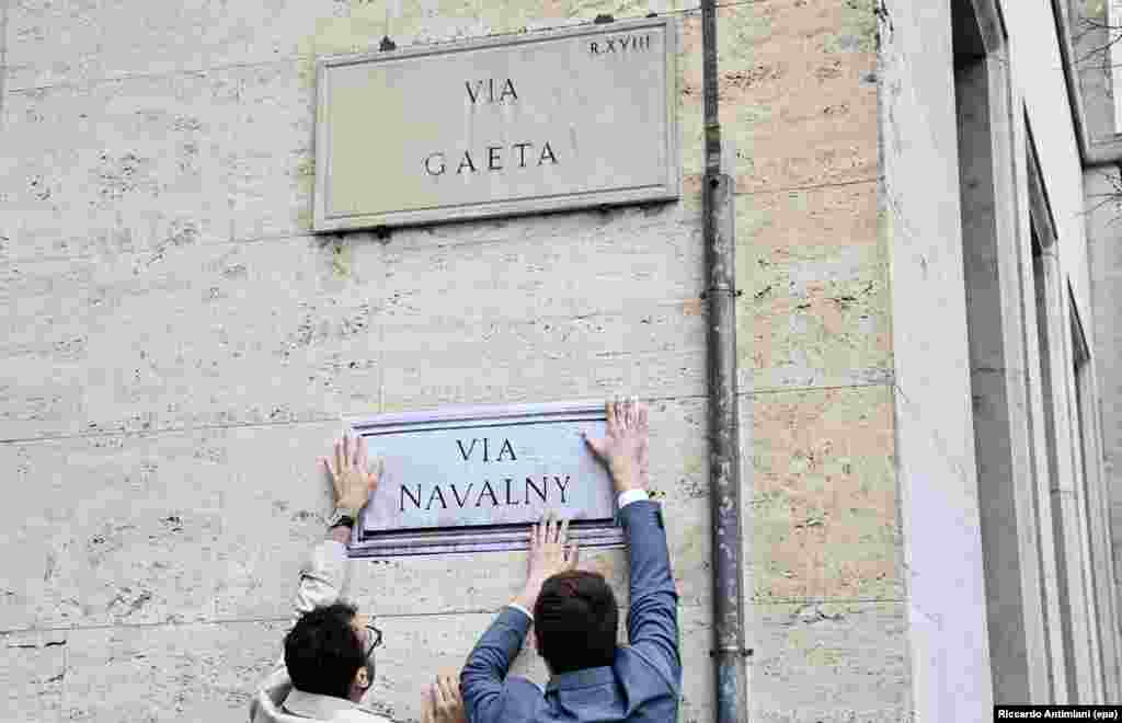 Aktivisti postavljaju lažni ulični znak ispred ruske ambasade u Rimu, Italija, mart 2024, posle smrti ruskog opozicionog aktiviste Alekseja Navaljnog.