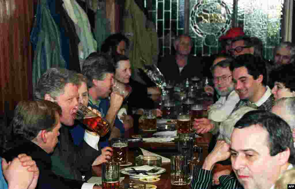 В баре "У златего тигра" в 1994 году Грабал встречался с президентом США Биллом Клинтоном и послом США в ООН Мэдлин Олбрайт.