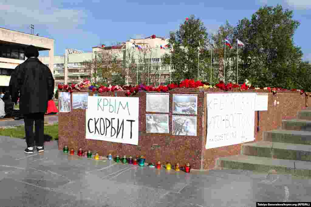 Плакат «Крым скорбит»  