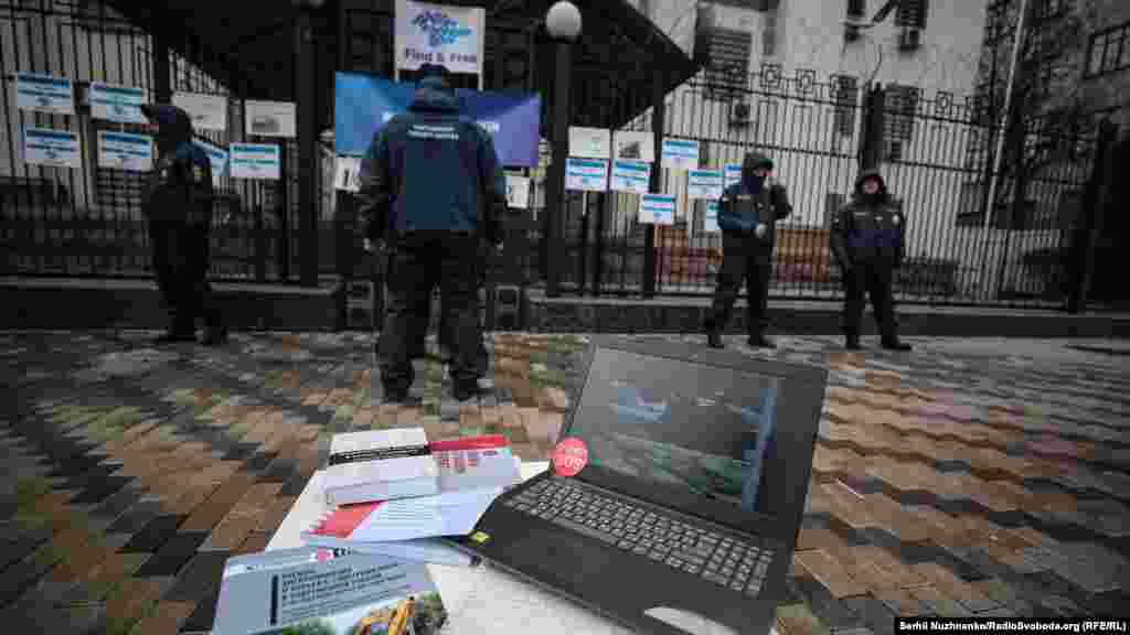 Под посольством России в Киеве 1 марта в рамках информационной кампании «FIND&FREE» прошла акция «Как антигерой «крымской весны» вызвал обострения у вежливых людей»