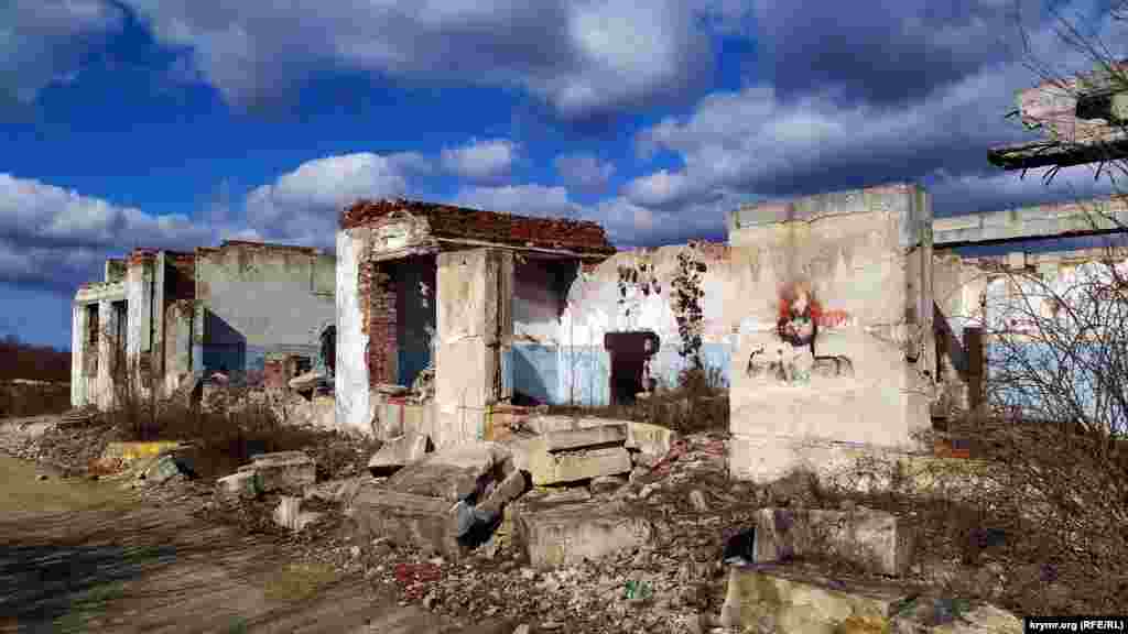 Абсолютно секретний об'єкт №221 – запасний командний пункт (ЗКП) Чорноморського флоту – почали будувати в 1977 році на горі Мішень.   Це була чотириповерхова споруда з двома потернами (підземними коридорами). Потерни закривалися масивними протиатомними дверима. Виходи з потерн замаскували двоповерховими будівлями, що імітували житлові будинки.   На вершині гори є виходи вентиляційних і хвилеводних шахт діаметром 4,5 метра і заввишки близько 182 метри