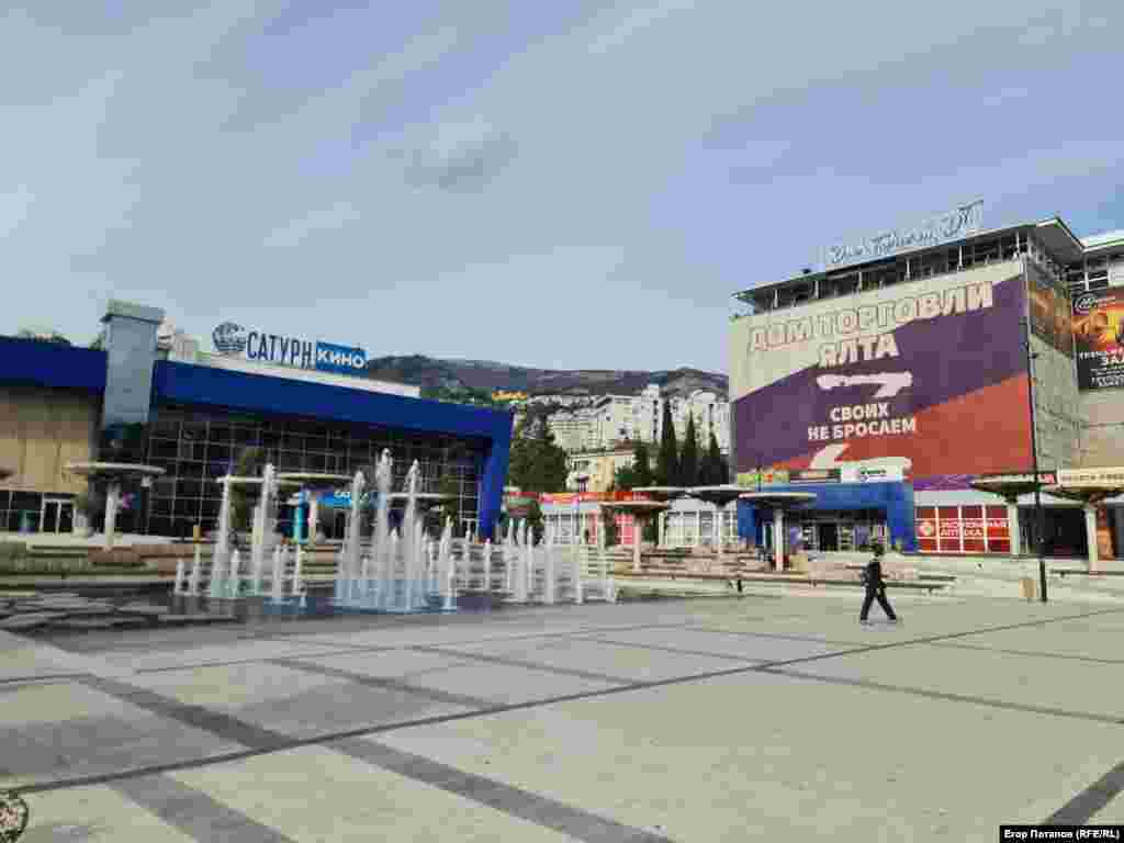 В Ялте часто можно увидеть показную приверженность «путинским скрепам»