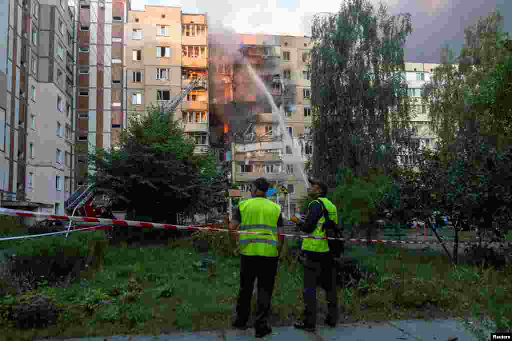 Правоохоронці поруч із багатоквартирним будинком, який постраждав від удару російського безпілотника