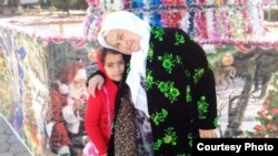 Фотима Давлатоваи даҳсола ва модаркалонаш Гулиҷамиламо Худойдодова