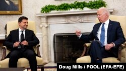 Volodimir Zelenski (solda) və Co Bayden, arxiv fotosu