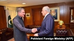 ارشیف، د افغانستان د سولې لپاره د امریکا ځانګړي استازي زلمي خلیلزاد له شاه محمود قریشي سره.
۵ اپریل ۲۰۱۹.