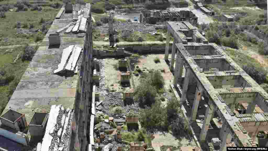 Енергоблок – це суцільна гігантоманія. Ось на фото частина головного циркуляційного насоса. На атомній станції він забезпечує циркуляцію теплоносія з реактора до парогенераторів і працює під тиском теплоносія близько 160 атмосфер і при температурі 300 градусів. Маса одного корпусу становить понад 31 т при висоті 3,5 м і товщині понад 3 м