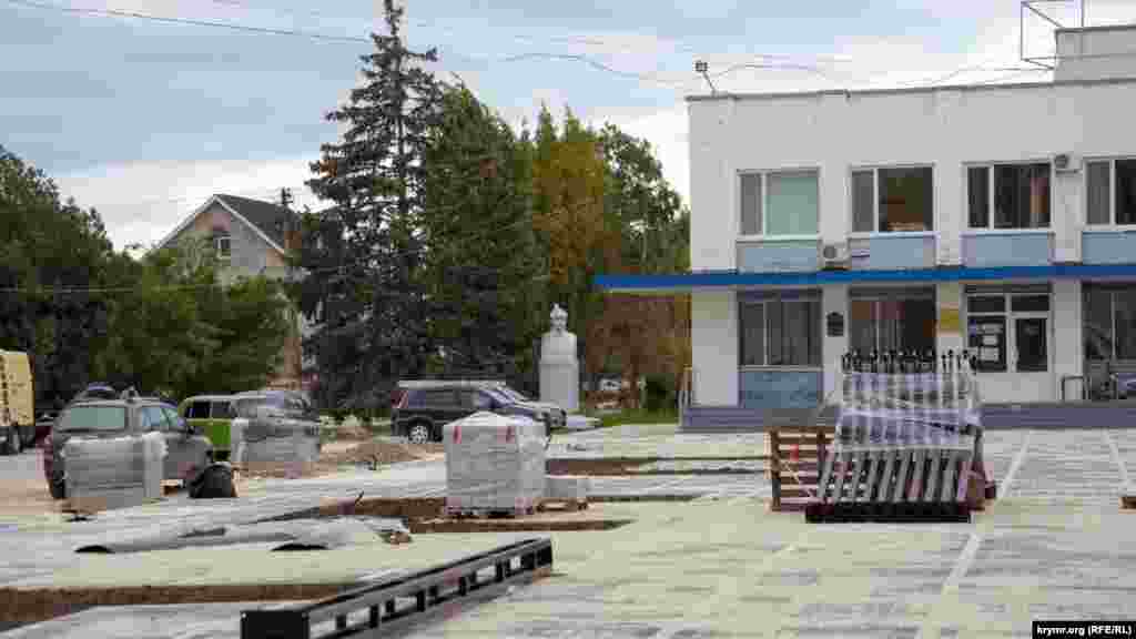 Главный офис неработающего «Учебно-опытного племенного птицеводческого завода имени Фрунзе». Слева – бюст красному командарму Михаилу Фрунзе