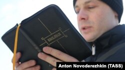 Одиночные пикеты в поддержку арестованных участниц группы Pussy Riot
