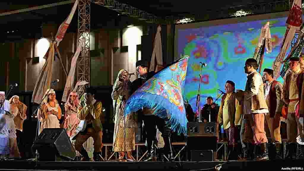 Камал театры каршында яңа сезон ачу тантанасы. "Зәңгәр шәл" спектакленнән өзек.  