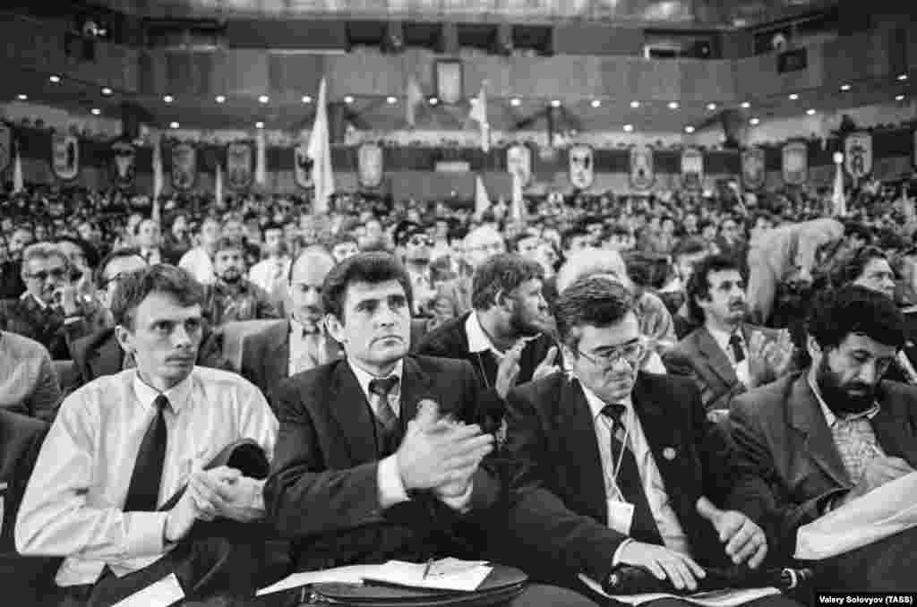 У роботі Установчого з’їзду Народного руху України взяли участь понад 1100 делегатів з усіх областей України, включно з Кримською областю, та від українців у Латвії і Литві