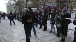 "Муҳаббат аз тарс қавитар аст".Ҷамъомади эътирозии занони рус дар Маскав "Муҳаббат аз тарс қавитар аст".Ҷамъомади эътирозии занони рус дар Маскав