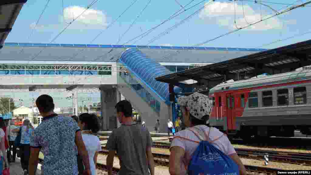 Міст-перехід над колією – конкорс. Його відкрили на початку 2013 року. Тоді він обійшовся в 35,7 млн грн