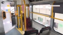 Аби зупинити COVID-19, в чеському місті трамваї обклеїли дезінфікуючою плівкою Аби зупинити COVID-19, в чеському місті трамваї обклеїли дезінфікуючою плівкою
