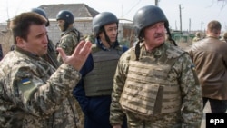 Министры иностранных дел Украины и Люксембурга во время посещения зоны конфликта