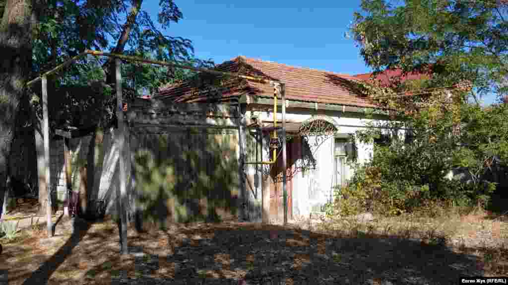 На перетині з вулицею Робочою будинки багатоповерхові, а ось далі – на Матвія Вороніна – царство приватного сектора