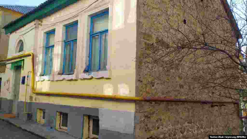 Паралельно вулиці Герасима Рубцова розташована вулиця Кірова. Складений з буту будинок №10, як пише в своїх книгах севастопольський історик Володимир Шавшин, «колоритний приклад міської забудови Балаклави кінця XIX – початку XX століття. З боку двору будинок двоповерховий