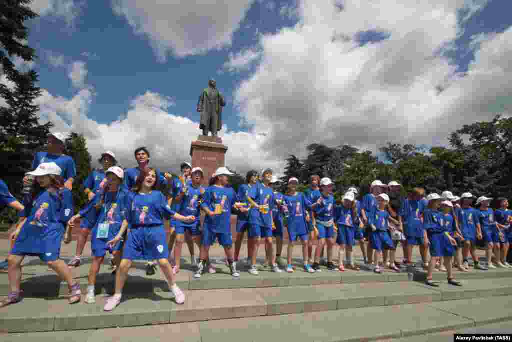 В 2010 году в «Артеке» впервые прошел Международный конкурс молодых исполнителей популярной музыки «Детская Новая волна».  На фото – участники Международного конкурса молодых исполнителей популярной музыки «Детская Новая волна» 18 августа 2012 года