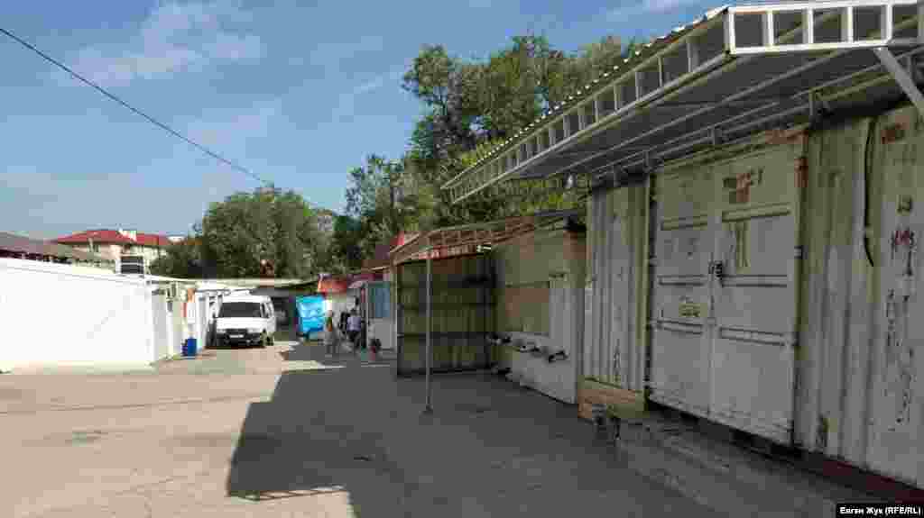 Далі вулиця Папаніна впирається в невеличкий ринок з новою назвою «Торгові ряди «Корабельна сторона», раніше це був ринок «Корабельний»