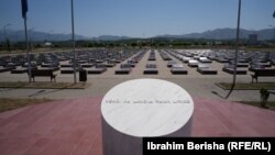 Natpis "Mjesto gdje slava čuva slobodu", na ulazu u groblje u Meji.