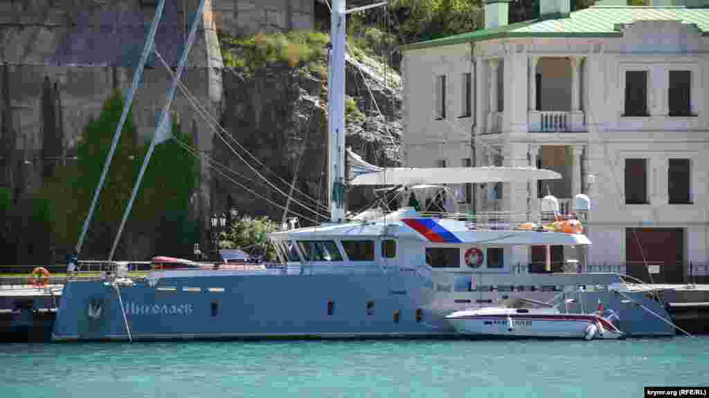 Біля набережної Назукіна, біля колишньої садиби Соколової, «припаркована» оригінальна яхта, стилізована під корабель початку ХХ століття