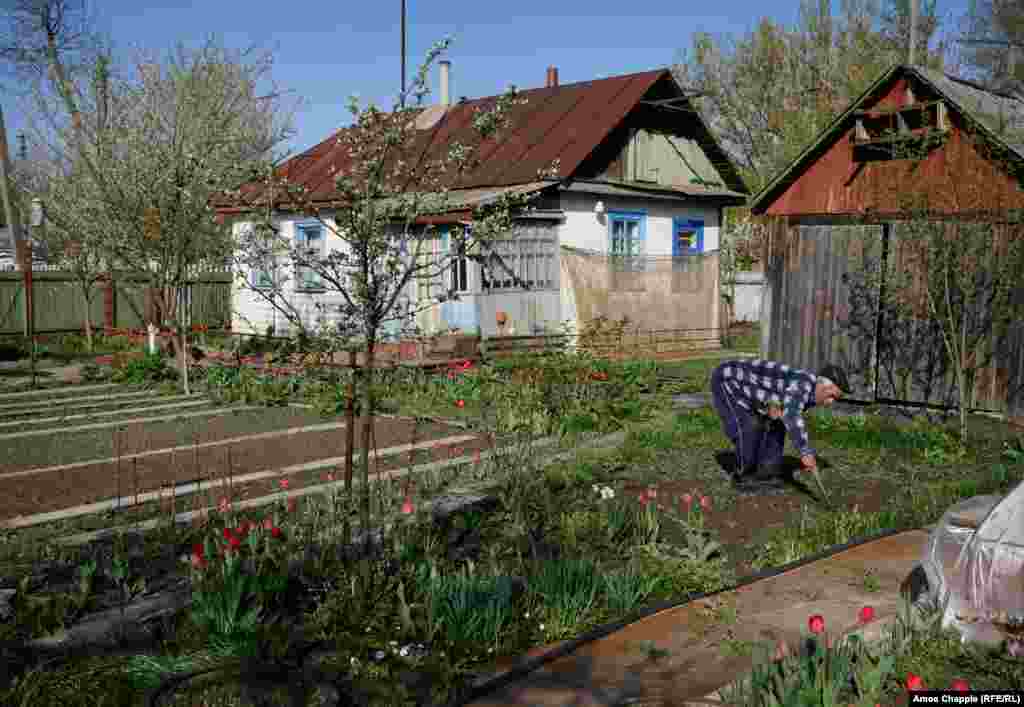 Колишній міліціонер вперше приїхав до Чорнобиля у 1990 році. Його увагу привернула зарплата: вдвічі вища, ніж він заробляв би за межами зони відчуження