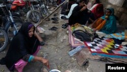 کراچۍ: د سړکغاړې ته اوسېدونکې یوه کورنۍ