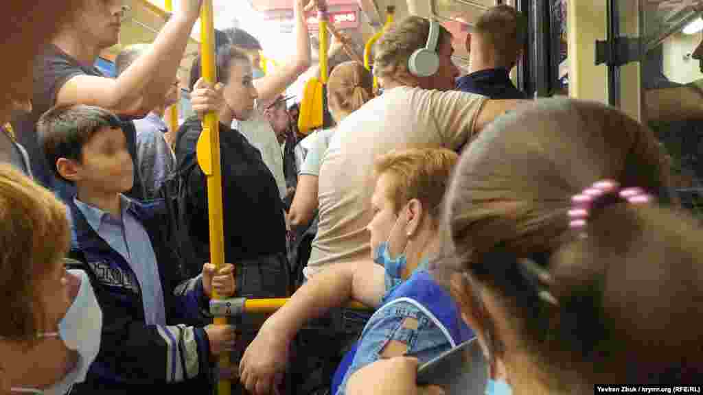 У переповнених автобусах дотримуватися соціальної дистанції не вдається, багато пасажирів – без засобів захисту