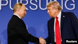 Američki predsjednik Donald Trump i ruski predsjednik Vladimri Putin rukuju se nakon sastanka na kojem su razgovarali o ratu u Ukrajini u Anchorageu na Aljasci 15. avgusta 2025.