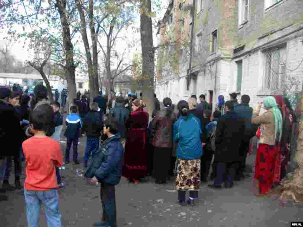 Издиҳоми мардум дар маҳалли таркиш