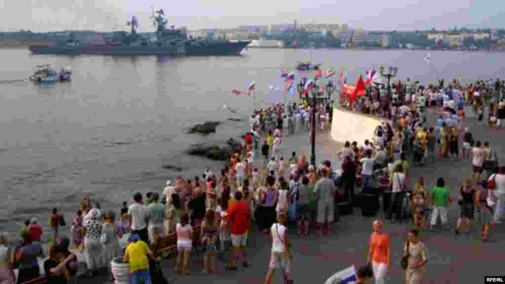 2008 рік. Напередодні святкування 17-ї річниці незалежності України, до Севастополя зайшли російські кораблі, що брали участь у блокуванні грузинського узбережжя (під час російської війни проти Грузії – КР). Їх зустрічали проросійські активісти  