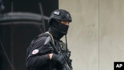 Pripadnik Jedinice žandarmerije RS koji, sem oznaka ove jedinice, na šljemu nosi zastavu Srbije, a na prsima logo strip junaka "Punishera", Istočno Sarajevo, 24. april 2025.