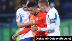 Гравець «Шахтаря» Тайсон (у центрі) емоційно відреагував на крики з трибун