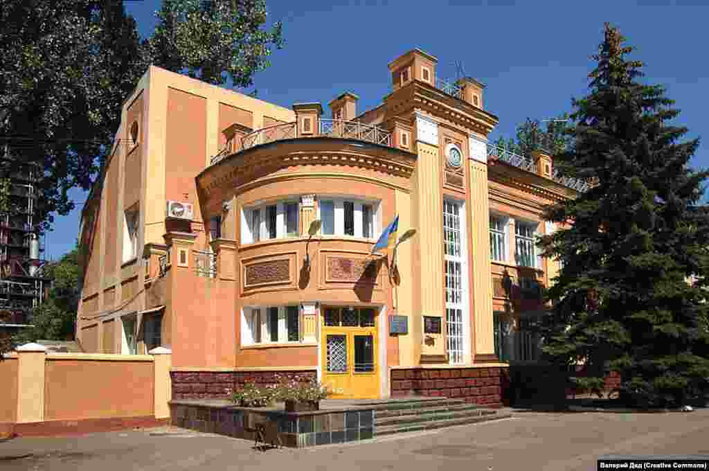 Головний офіс фенольного заводу в Новгородському. Сьогодні в Новгородському проживає приблизно 10 тисяч осіб, але мало можливостей для працевлаштування. Єдиною галуззю важкої промисловості, що все ще працює в місті, є завод із виробництва фенолу, який сьогодні працює на зменшених потужностях і видобуває нафталін із вугілля  