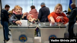 Другий тур виборів у Молдові заплановано на неділю, 3 листопада. На фото одна з виборчих дільниць у Кишиневі під час першого туру у жовтні 2024 року