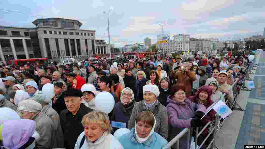 Камал театры каршында яңа сезон ачу тантанасы 