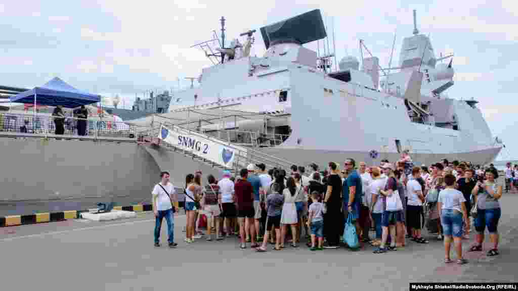 Очередь для того, чтобы попасть на нидерландский фрегат. Вещи, в том числе фотоаппараты и телефоны, нужно было оставлять на берегу. На турецких кораблях это было не обязательно  