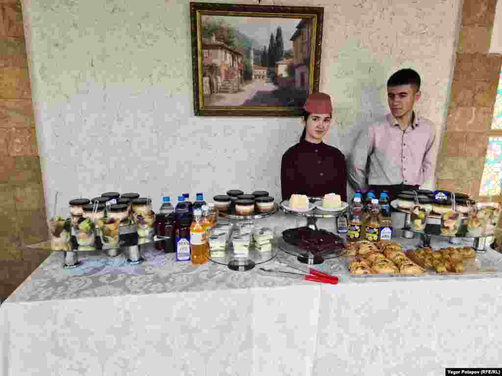 Каждый имел возможность угоститься сладкими деликатесами крымскотатарской кухни