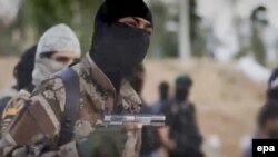 تصویر از ویدئویی از افبیآی، یک عضو «حکومت اسلامی» را که انگلیسی را با لهجه آمریکای شمالی صحبت میکند، نشان میدهد