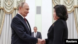 Președintele rus Vladimir Putin și ministrul de Externe nord-coreean Choe Son Hui se întâlnesc la Moscova. (Fotografie de arhivă)