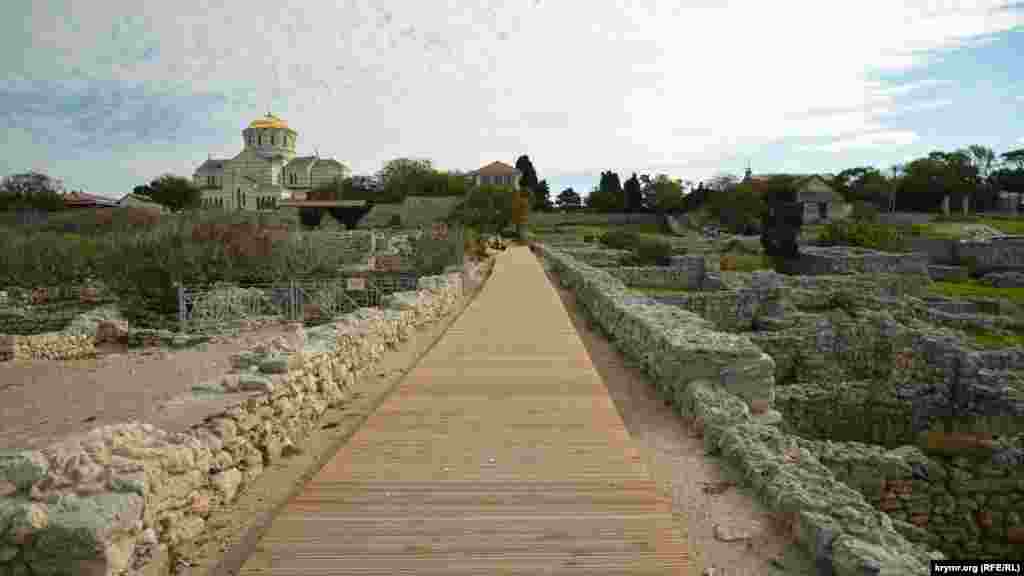 Дерев'яні доріжки з'явилися в заповіднику під час його «реконструкції». Одне із завдань дерев'яних доріжок – приховати прокладені електричні кабелі, що живлять електрикою сенсорні кіоски, встановлені на території заповідника