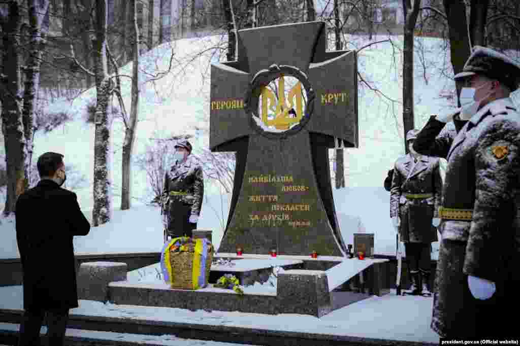 «Для України тепер і понад сто років тому загроза однакова. Захисники держави виконували в бою під Крутами по суті те ж завдання, що й нині військові під Мар’їнкою. Хоча умови неоднакові – ми ж тепер справді міцніші. Наші мрії вже трохи інші, бо маємо багато з того, про що у 1918-му попередні покоління й думати не сміли», – сказав Володимир Зеленський